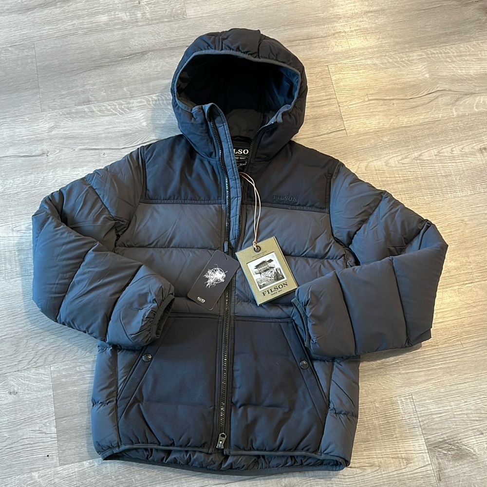 FILSON | Women’s Featherweight Down Jacket 
850 FILL POWER